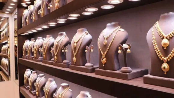 Kalyan Jewellers Q4 net profit dips 3.11% to Rs 697.99 cr