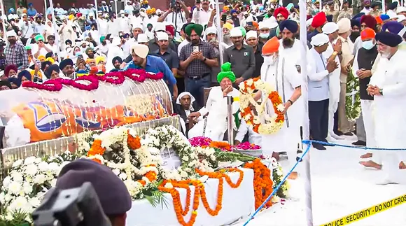 PM Modi pays floral tributes to former Punjab CM Parkash Singh Badal
