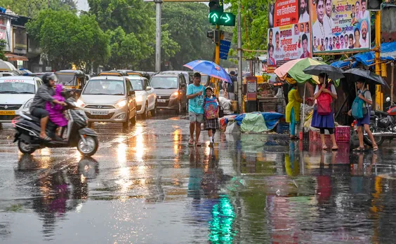 Heavy unseasonal rains lash Mumbai and satellite cities; transport services unaffected