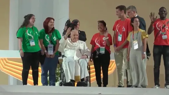 Pilgrims brave scorching heat for pope's vigil in Lisbon after Francis ditches Fatima peace prayer