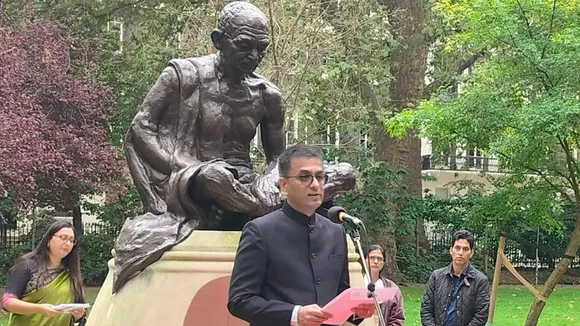 Chief Justice Chandrachud pays homage to Mahatma Gandhi on UK visit