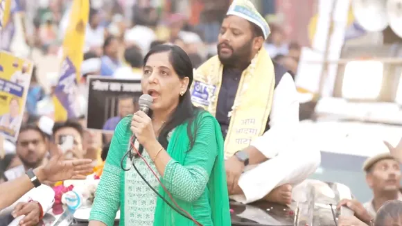 Arvind Kejriwal's wife Sunita holds maiden poll roadshow in East Delhi