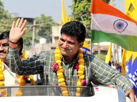 AAP’s CM face Isudan Gadhvi leads from Khambhalia in Saurashtra
