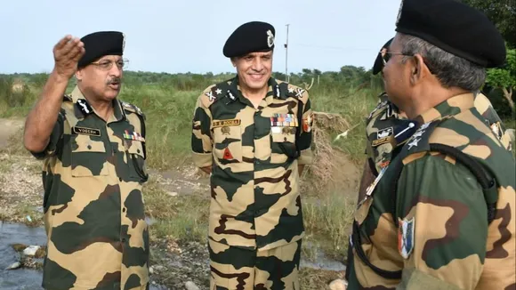 BSF SDG visits IB in Samba; reviews security measures in Jammu frontier