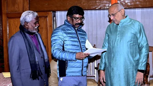 Jharkhand Guv invites JMM-led alliance at 5.30 pm; Champai Soren says 'confusion' in state