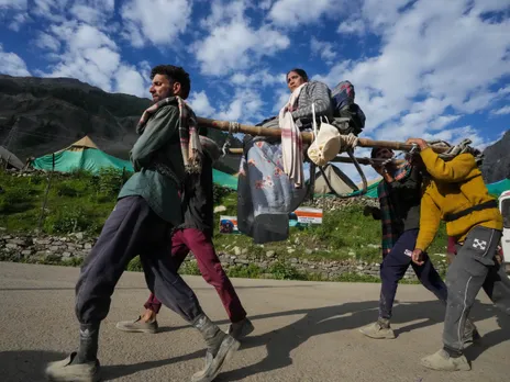 10th batch of over 7,800 pilgrims leave Jammu for Amarnath Yatra