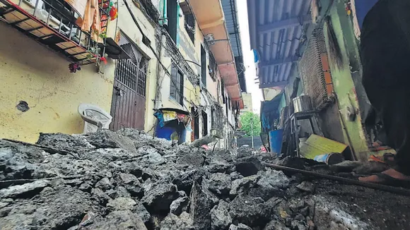 Maharashtra: Part of chawl's gallery collapses in Thane following heavy rains