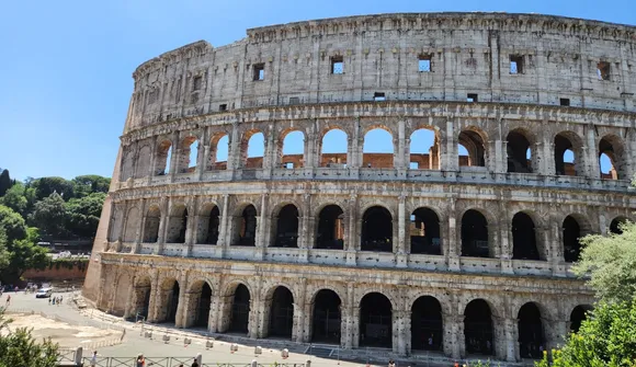 Italy: Tourist from Britain films carving his name on Colosseum