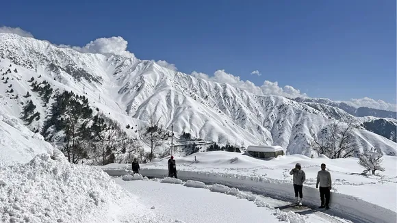 Army rescues over 80 stranded students, staff amid snow storm in Jammu's Banihal