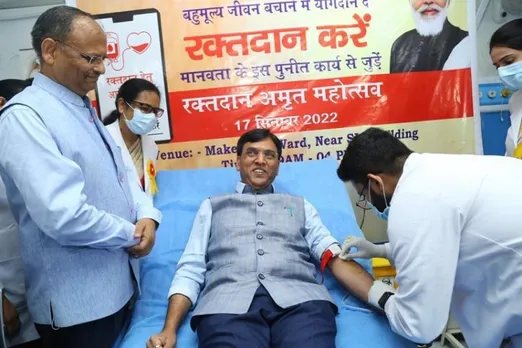 15-day 'Raktdaan Amrit Mahotsav' begins on PM's birthday, Mandaviya donates blood