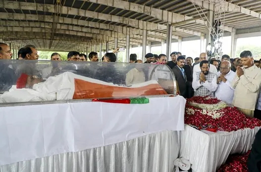 Samajwadi Party patriarch Mulayam Singh Yadav cremated in Saifai