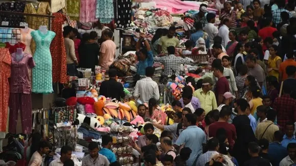 Out of COVID-19 pandemic shadow, Mumbai markets see last-minute Diwali rush