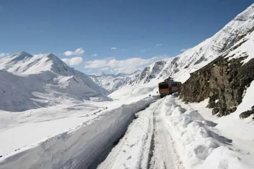 Jammu's Mughal Road closed due to heavy snowfall