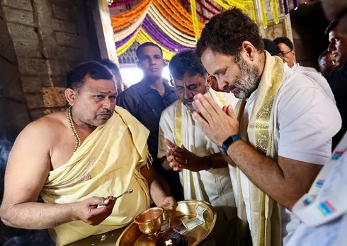 Rahul offers prayer at Chamundeshwari temple in Mysuru