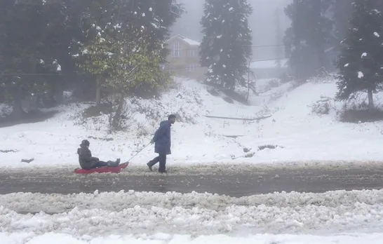 Jammu's Mughal Road remains closed for second consecutive day due to heavy snowfall