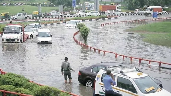 Waterlogging leads to traffic jams at key stretches
