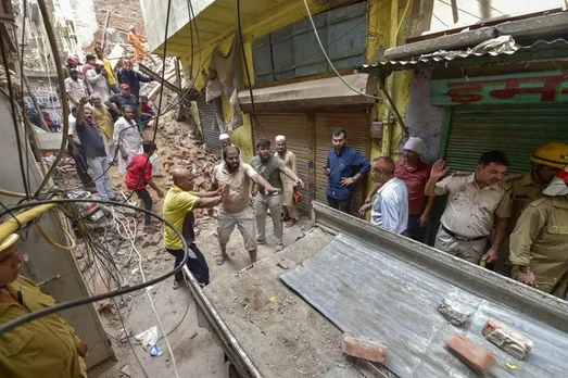4 injured in building collapse in Delhi's Azad market