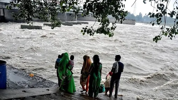 14 cars swept away, 50 picnickers rush to safety after  sudden surge in Khargone river water