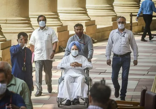 Manmohan Singh, Mulayam Singh Yadav arrive in wheelchair to cast vote