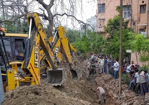 Four workers dead as  wall collapses in Noida's Jal Vayu Vihar housing society in Sector 21