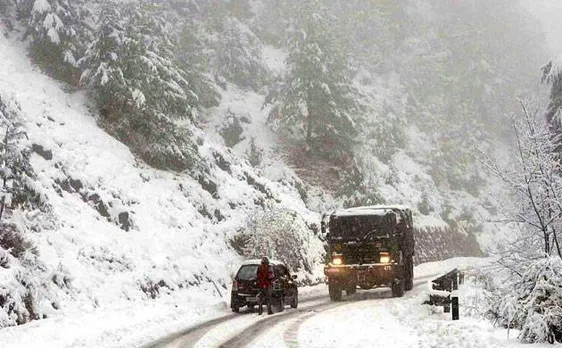 Kashmir Valley remains cut off  from rest of the country due to snowfall