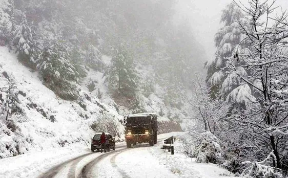 Traffic at Jammu-Srinagar highway suspeneded due to heavy snowfall