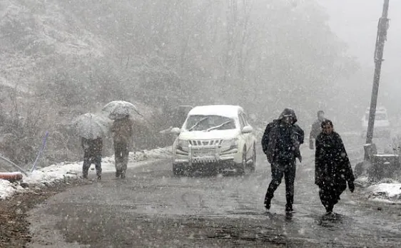 Kashmir snowfall: Srinagar-Jammu national highway remains closed for third consecutive day