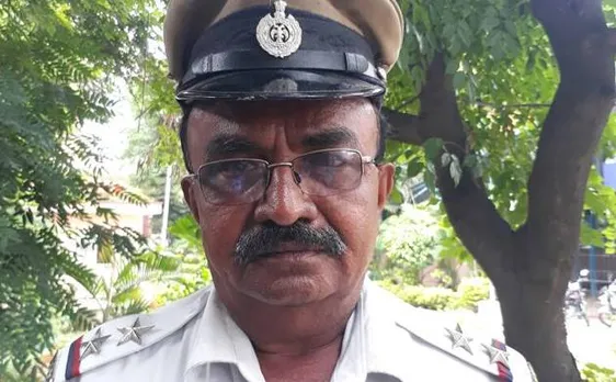 Bengaluru traffic cop stops President Pranab Mukherjee's convoy to make way for ambulance; wins hearts