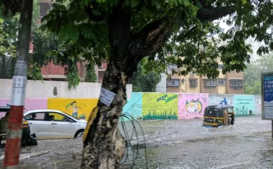 Mumbai rains bring city to standstill; Mumbaikars take to Twitter to complain and rejoice 