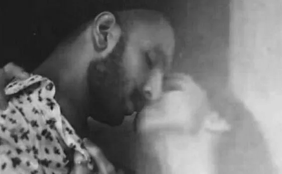 Deepika Padukone kisses Ranveer Singh, picture goes viral