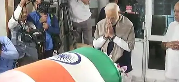 PM Narendra Modi pays tribute to Ananth Kumar in Bengaluru