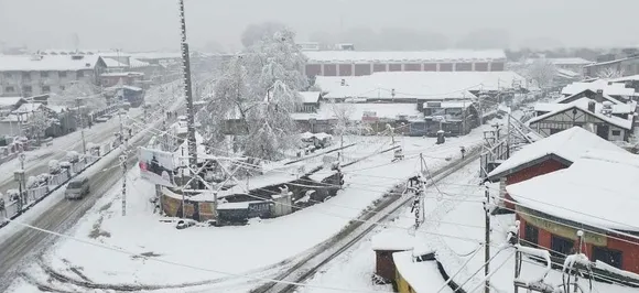 Snowfall in Kashmir, flight operations hit at Srinagar airport