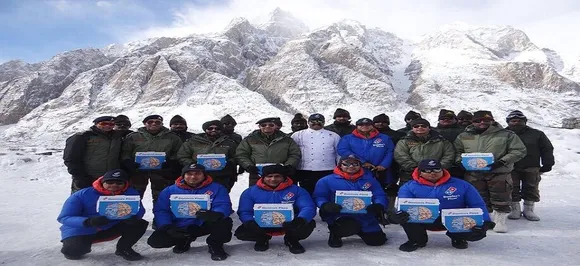 Pizza cheer for soldiers at 20,000 feet on Republic Day