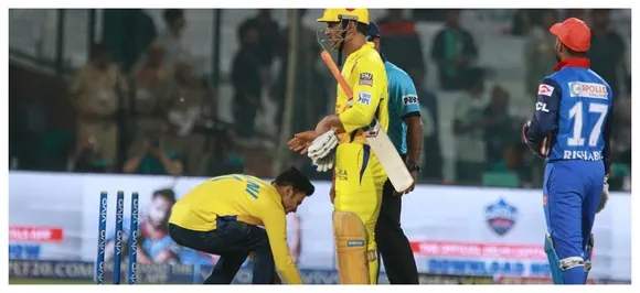 IPL 2019: Two fans breach security, run and touch MS Dhoniâ€™s feet in Kotla