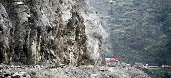  Shooting stones hit traffic on Jammu-Srinagar highway for fourth consecutive day