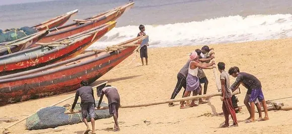 Cyclone Fani to make morning landfall today: 11 lakh evacuated in Odisha, flights and trains cancelled