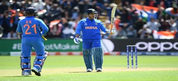 MS Dhoni sets field for Bangladesh while batting for India