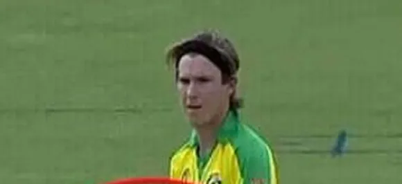 WATCH â€“ Sandpapergate again? Adam Zampaâ€™s hand in pocket raises suspicions in World Cup clash vs India