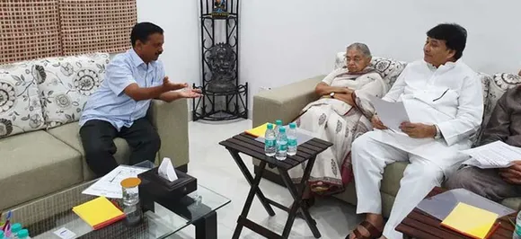 Sheila Dikshit meets Delhi Chief Minister Arvind Kejriwal over power, water issues