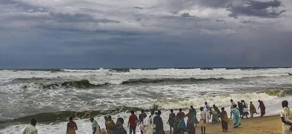 Cyclone Vayu: NDRF team alerts citizens near Jafrabad Port, Western Railway cancels trains 