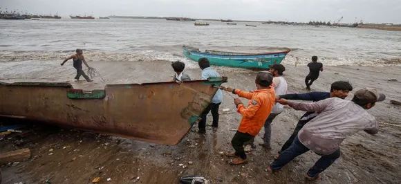 Cyclone Vayu: Rajnath Singh reviews Navyâ€™s preparedness along Maharashtra, Gujarat coast 