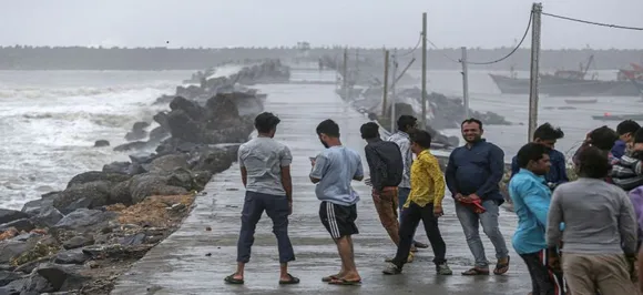 Cyclone Vayu changes course towards Oman, high alert continues in Gujarat