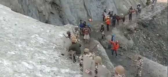 Watch: Jawans protecting Amarnath yatra pilgrims from shooting stones