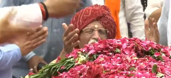 Watch: MDHâ€™s Dharampal Gulati sobs as he pays last tributes to Sushma Swaraj