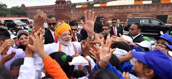 School children jostle to shake hands with PM Modi at Red Fort