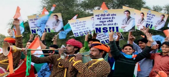 NSUI leaders put garland of shoes on Savarkarâ€™s statue at Delhi Universityâ€™s North campus 