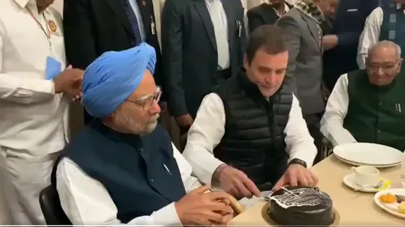 FACT CHECK: Did Rahul Gandhi Not Allow Manmohan Singh To Cut His Birthday Cake In Viral Video