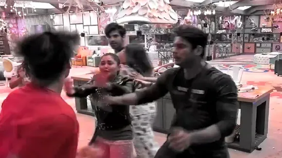 Bigg Boss 13: Paras Chhabra, Asim Riaz Enter Into A Fist Fight, Watch Video 