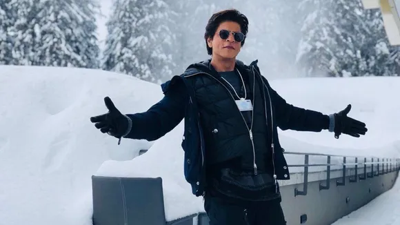 Was Shah Rukh Khan Dancing Infront Of Mannat In Yes Boss? Viral Tweet Says YES!