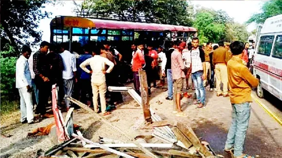 9 Killed, 15 Injured After Bus Carrying 50 People Collides With Truck In UPâ€™s Banda